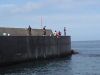 防波堤の突端で烏賊釣りをする若衆
